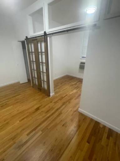 Main picture of 225 E 10th St