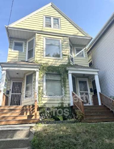 Main picture of 924 E Hamilton St