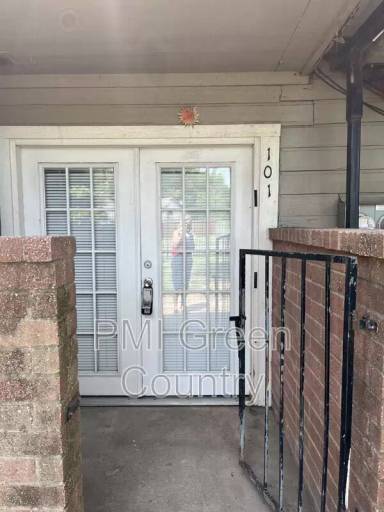 Main picture of 6669 S Victor Ave