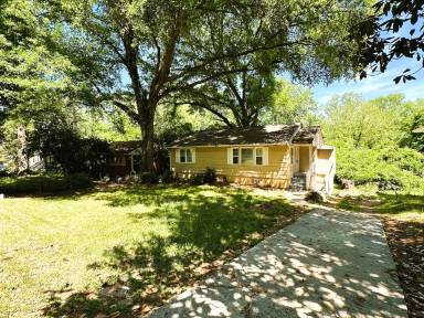 Main picture of 1900 Meadow Ln