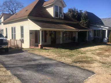 Main picture of 304 Plum St