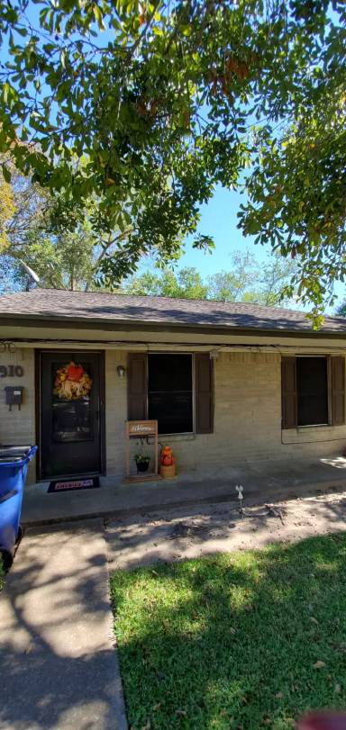 Main picture of 902 N Arcola St