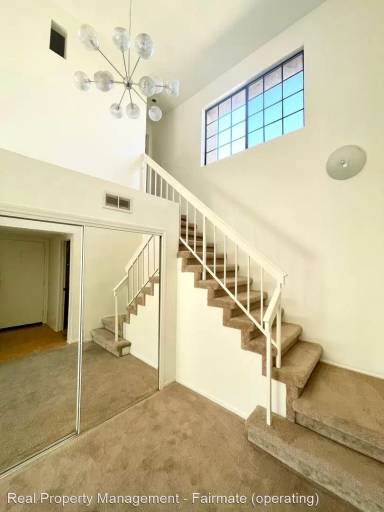 Main picture of 640 S Lake Ave