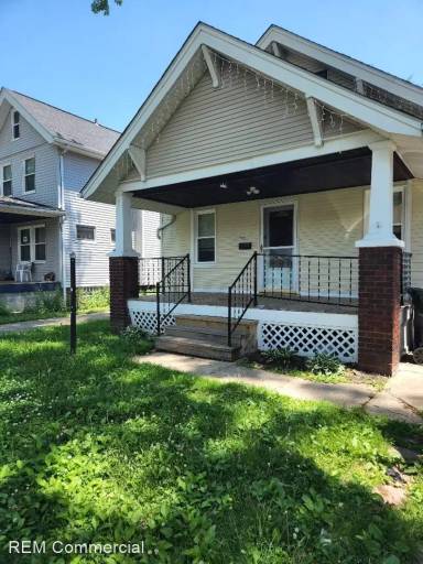 Main picture of 3323 W 129th St