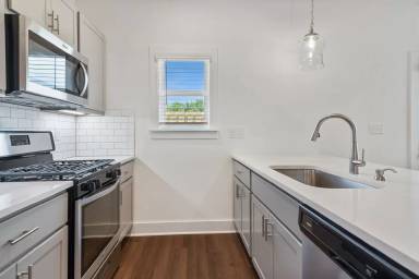 Main picture of 240 Huntley Pl