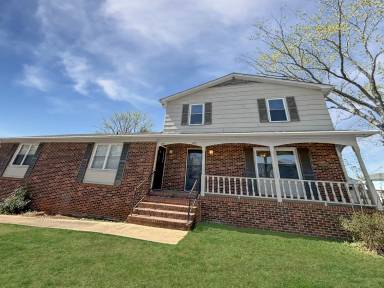 Main picture of 200 Wexford Dr