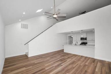 Main picture of 7622 Woodford Ave