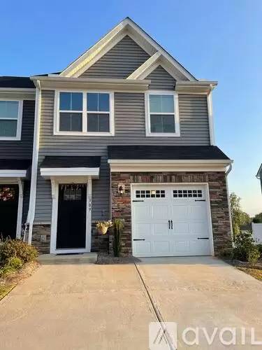 Main picture of 323 Hunt Glenn Ct