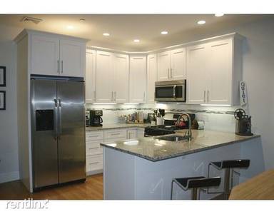Main picture of 387 W Broadway