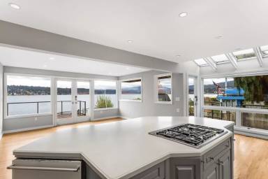 Main picture of 2634 W Lake Sammamish Pkwy SE