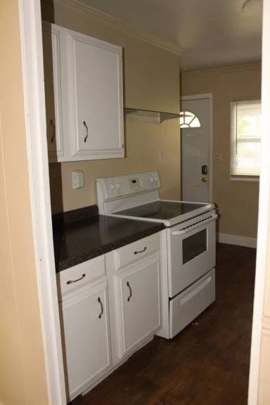 Main picture of 2100 W Parkway Dr