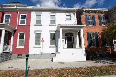 Main picture of 212 W Burke St