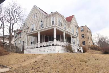 Main picture of 325 Fulton St E