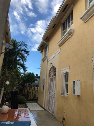 Main picture of 452 SW 2nd St