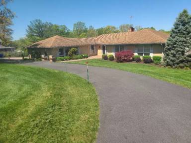 Main picture of 15101 Comus Rd