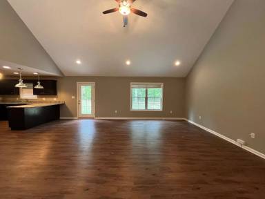 Main picture of 722 Red Maple St