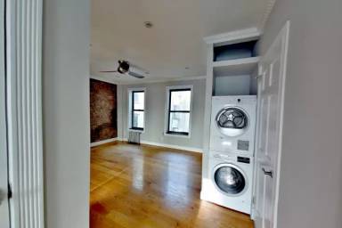 Main picture of 334 E 100th St