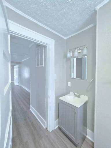 Main picture of 216 E Madison St