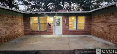 Main picture of 1326 S Pecan St