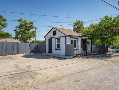 Main picture of 200 Van Buren St