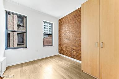 Main picture of 354 E 66th St