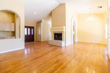 Main picture of 2049 W Ivanhoe St