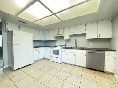 Main picture of 907 W Orange St