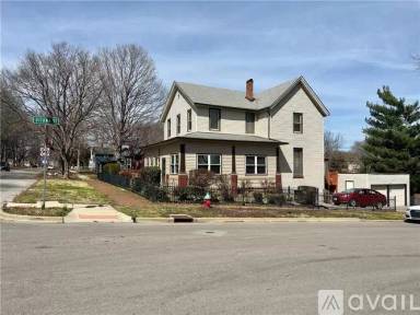 Main picture of 600 N Broadway St