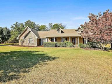Main picture of 110 Hampton Woods Dr