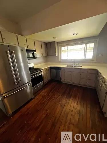 Main picture of 2437 Cobden St