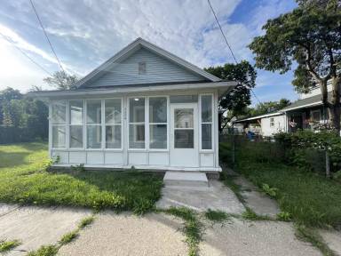 Main picture of 1224 N Michigan St