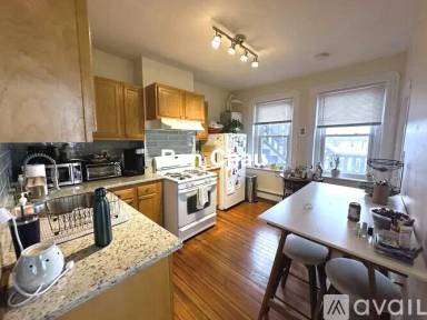 Main picture of 1054 Cambridge St