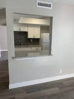 Main picture of 886 S Nova Rd