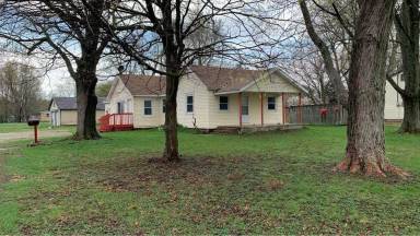 Main picture of 611 E Broadway St