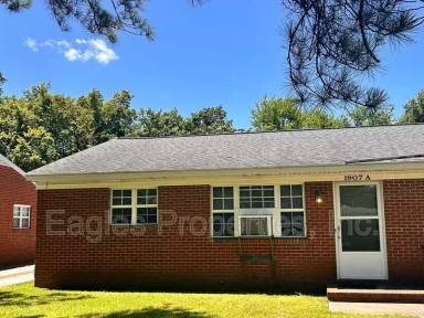 Main picture of 1907 John Ct