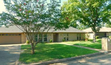Main picture of 1404 Woodbridge Dr