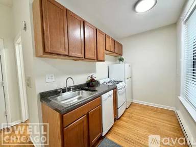Main picture of 915 W Waveland Ave Apartments
