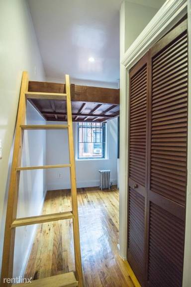 Main picture of 215 E 10th St