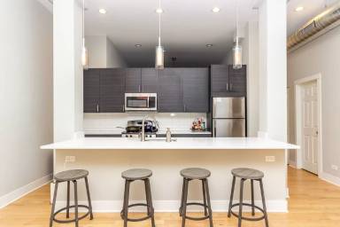 Main picture of 1038 N Ashland Ave
