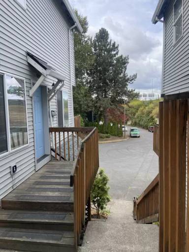 Main picture of 9222 NE Hassalo St