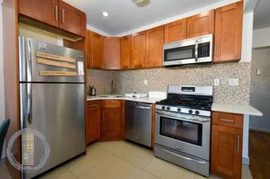 Main picture of 690 Halsey St