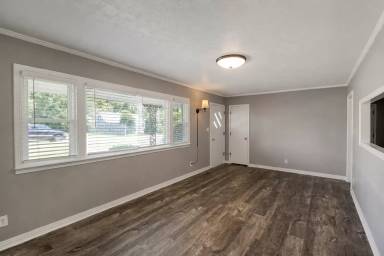 Main picture of 960 Fairground St