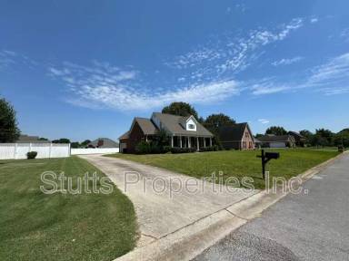 Main picture of 146 Kensington Dr