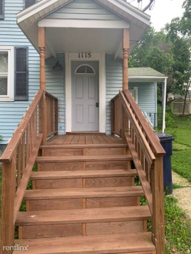 Main picture of 1115 E Racine St