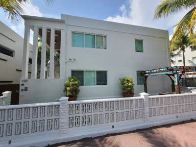 Main picture of 220 Collins Ave