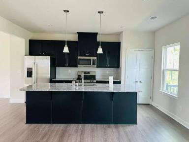 Main picture of 9904 Oaklawn Blvd NW