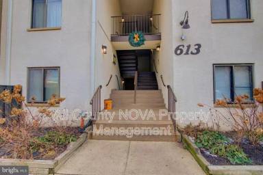 Main picture of 613 Center St