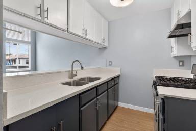 Main picture of 533 E 11th St