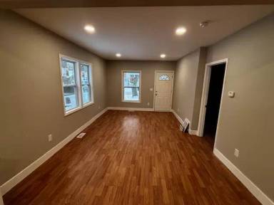 Main picture of 1009 Leslie St