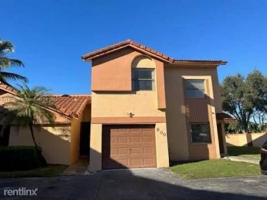 Main picture of 900 SW 113th Ter
